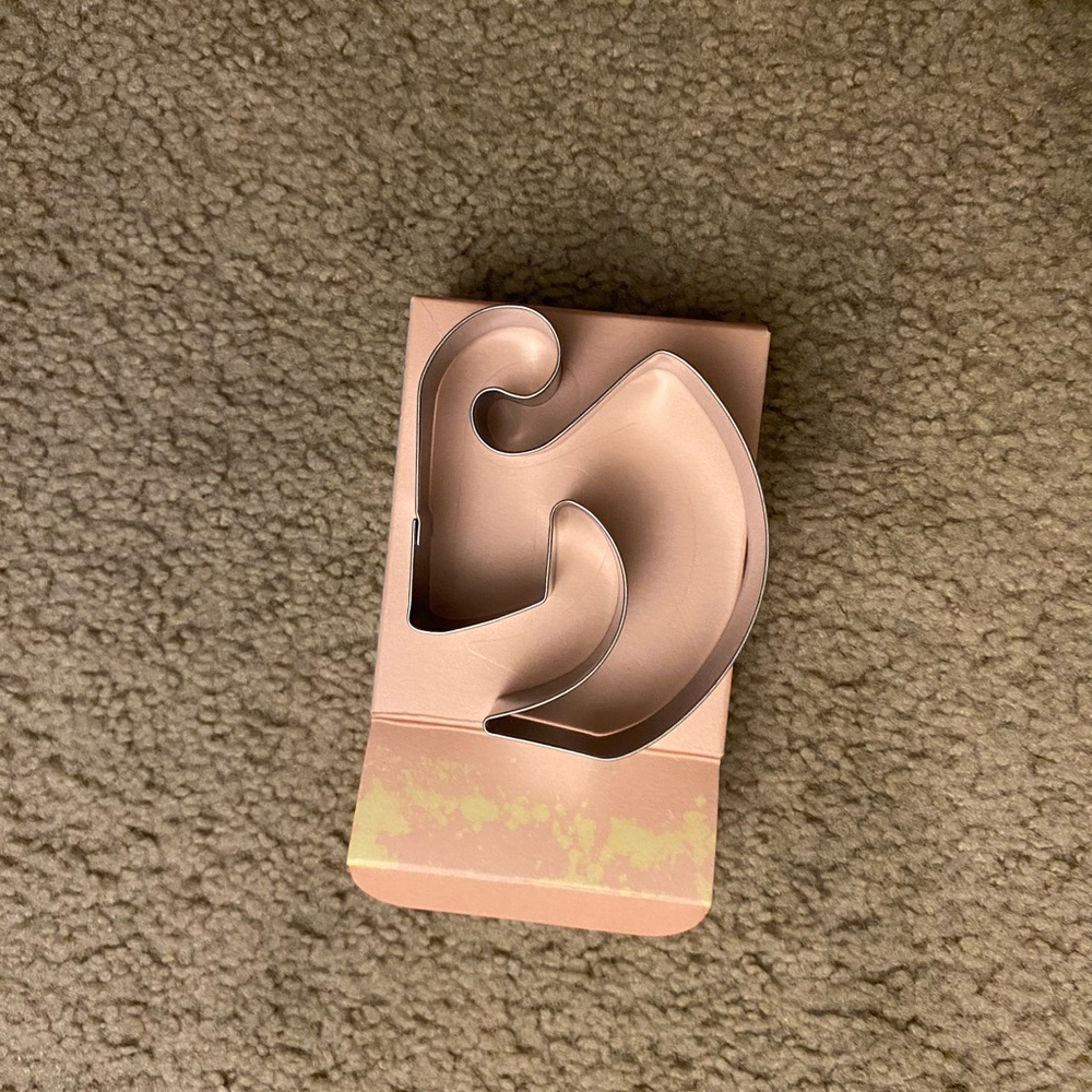 Glossier cookies cutter